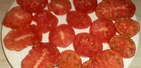 Affetta i pomodori e salali